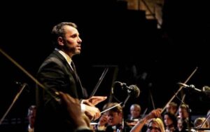 Fayçal Karoui dirige les "Carmina Burana" de Carl Orff aux Chorégies d'Orange